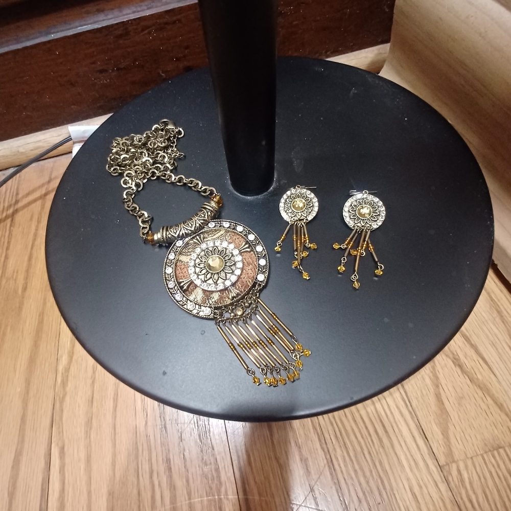 MIDNIGHT VELVET CRYSTAL & GOLDTONE STATEMENT NECKLACE & EARRING SET-(NWOT)